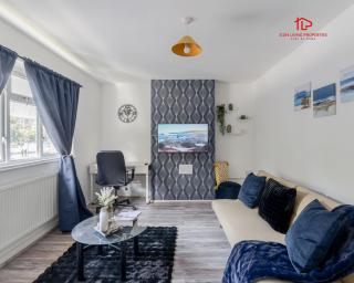Spacious 1 Bed Flat for Contractors Leisure and Relocation Guests by Icon Living Properties Short Lets and Serviced Accommodation Barking - Barking - 0