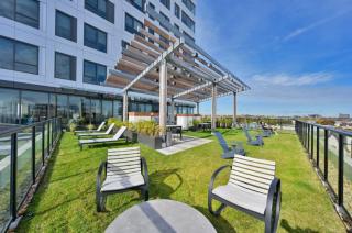 High Rise Retreat w City Skyline Views Shared Gym - Cambridge - 2