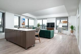 Central Serene Penthouse w King bed GYM Parking - 5