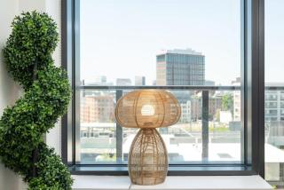 Luxury Apartment w King Bed Shared Pool & Rooftop - Cambridge - 0