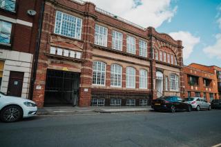 Boutique Grade II City Gem WiFi Family Contractors - Birmingham - 5