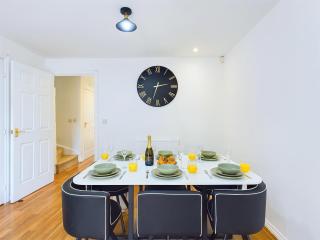 Signature Stays Accommodation - Cheltenham - Large 4 Bed House With Parking - Racecourse Accommodation - Cheltenham - 9