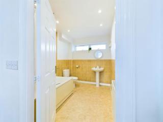 Signature Stays Accommodation - Cheltenham - Large 4 Bed House With Parking - Racecourse Accommodation - Cheltenham - 6