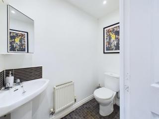 Signature Stays Accommodation - Cheltenham - Large 4 Bed House With Parking - Racecourse Accommodation - Cheltenham - 1