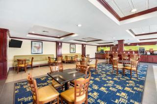 Best Western Plus Pratt - 1