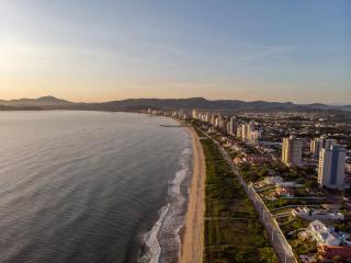 Apto Bal Picarras 150M PRAIA com PISICNA, sacada com CHURRASQUEIRA privativa, AR CONDICIONADO Wi Fi, PORTARIA 24h, PLAYGROUND INFANTIL, QUADRA DE ESPORTES vaga privativa de GARAGEM - Piçarras - 2