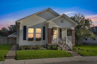 Charming 2BR Hot Tub Getaway home - New Albany - 5