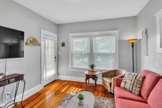 Charming 2BR Hot Tub Getaway home - New Albany - 2