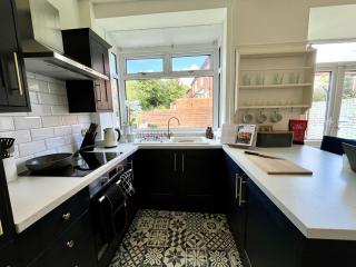 Stylish 3-bed home in Prestwich with free parking - Manchester - 6