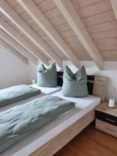 Dachgeschosswohnung im Grünen - 1