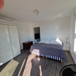 Stilren svit lägenhet med trädäck och laddstation - Motala - 2