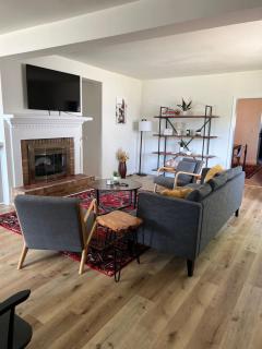 Spacious 4 BR 2BA Home with Bar and Fenced Yard - Ironwood - 7