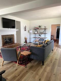 Spacious 4 BR 2BA Home with Bar and Fenced Yard - Ironwood - 4