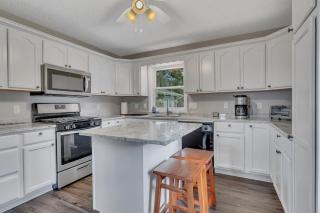 Lake Front Home with Pool and Stunning Views - Annandale - 6