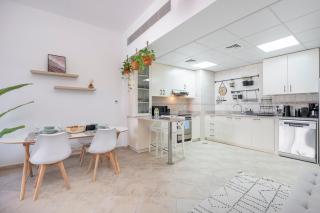 Cozy 1-Bedroom Apartment for 5 in Motor City! - Dubai - 2