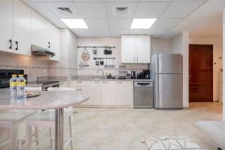 Cozy 1-Bedroom Apartment for 5 in Motor City! - Dubai - 8