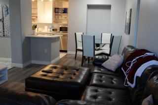 Elegant 2-Bedroom Corporate Housing in Downtown Calgary for Prime Stays - 0
