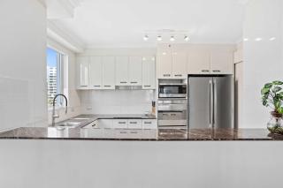Oscar on Main 2B - Heart of Main Beach Ocean Views - Hosted by Coastal Letting Co. - 4