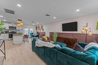 Stunning Luxurious 4br Haven Perfect For Families - Phoenix - 1