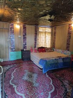 Island hotel and homestay - Srinagar - 4
