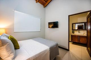 Renovated 3 bd Beach Walkable Pool - 2
