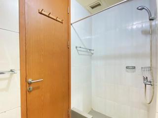 Warm and Cozy Studio at Dago Suites Apartment By Travelio - 7