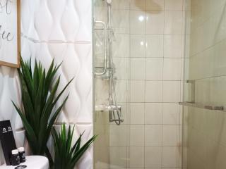 Comfort and Strategic 2BR Apartment at Vida View Makassar By Travelio - Pampang - 6