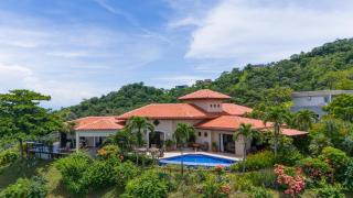 Spacious Villa with Infinity Pool & Ocean View - 0