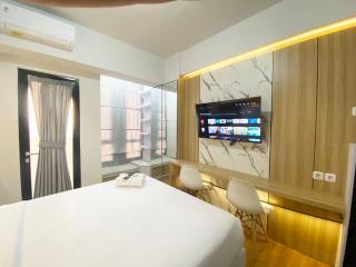 Minimalist and Homey Studio The Alton Apartment By Travelio - Semarang - 7