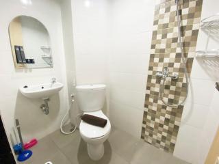 Minimalist and Homey Studio The Alton Apartment By Travelio - Semarang - 6