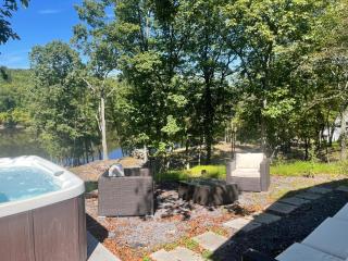 Modern Lakefront Oasis Relaxing Hot Tub Sauna Game Rooms Stunning Views! - East Stroudsburg - 5