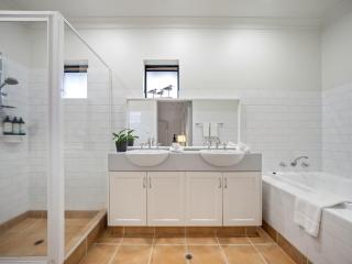 Island Brook Estate Vineyard and Chalets - Yelverton - 1