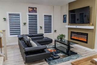 Brand New Entire Luxury Home ,10Sleep- AirHockey,PoolTable-14 Min To Airport and South Edmonton, Party or Events Strictly Restricted - Nisku - 7