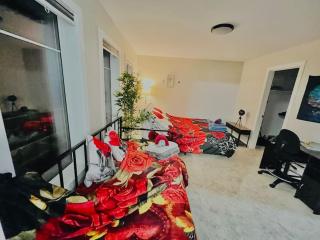 Brand New Entire Luxury Home ,10Sleep- AirHockey,PoolTable-14 Min To Airport and South Edmonton, Party or Events Strictly Restricted - Nisku - 1
