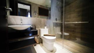 Modern and Cozy 2BR at Grand Sungkono Lagoon Apartment By Travelio - Surabaya - 5