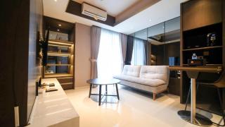 Modern and Cozy 2BR at Grand Sungkono Lagoon Apartment By Travelio - Surabaya - 8