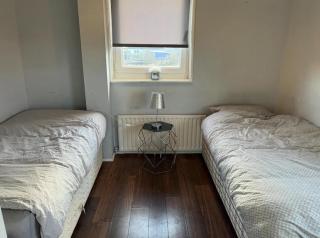 Sleeps6-WiFi-Parking-Ideal for Tradesmen-Garden - Airdrie - 1