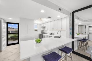 Condo with views of Smokehouse Bay and walk to food - Marco Island - 2