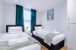 Stunning Designer House with Parking Sleeps 9 by PureStay Short Lets & Serviced Accommodation Liverpool - Litherland - 9