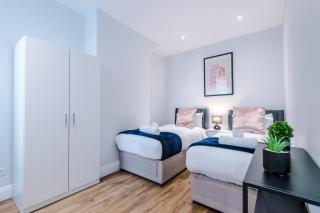 Stunning Designer House with Parking Sleeps 9 by PureStay Short Lets & Serviced Accommodation Liverpool - Litherland - 7