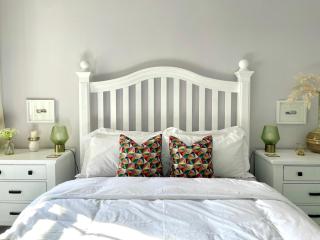 Perfectly Coastal - Central Apartment with Castle Views and minutes to Old Town - Hastings - 0
