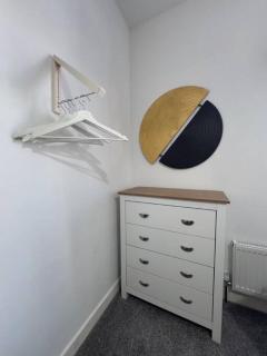 Rooms Near Me - Getway Lux Choice! 3BR Entire House, Lounge with Smart Tv, Dining Area, Private Gated Parking, Easy Access to M5 J2 & J3, Halesowen, Birmingham - Quinton - 2