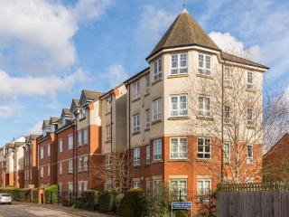 Stylish 2 Bed Flat in Warwick with Private Parking - Pass the Keys - 4