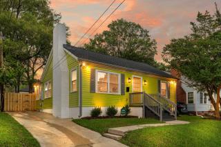 Stylish 4BR Haven: Serene Backyard and Fire Pit - Charlotte - 9