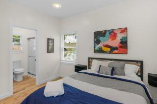 Stylish 4BR Haven: Serene Backyard and Fire Pit - Charlotte - 6