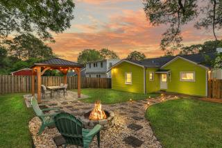 Stylish 4BR Haven: Serene Backyard and Fire Pit - Charlotte - 0