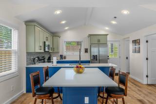 Stylish 4BR Haven: Serene Backyard and Fire Pit - Charlotte - 2
