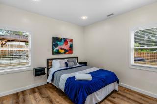 Stylish 4BR Haven: Serene Backyard and Fire Pit - Charlotte - 1