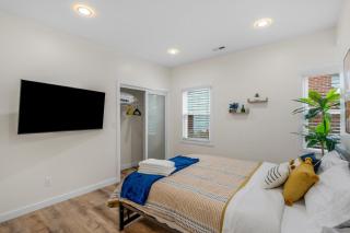 Stylish 4BR Haven: Serene Backyard and Fire Pit - Charlotte - 5