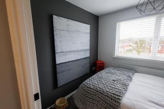Uber Stylish 3 bedroom home off Road parking near town centre and Bike Park Wales - 3